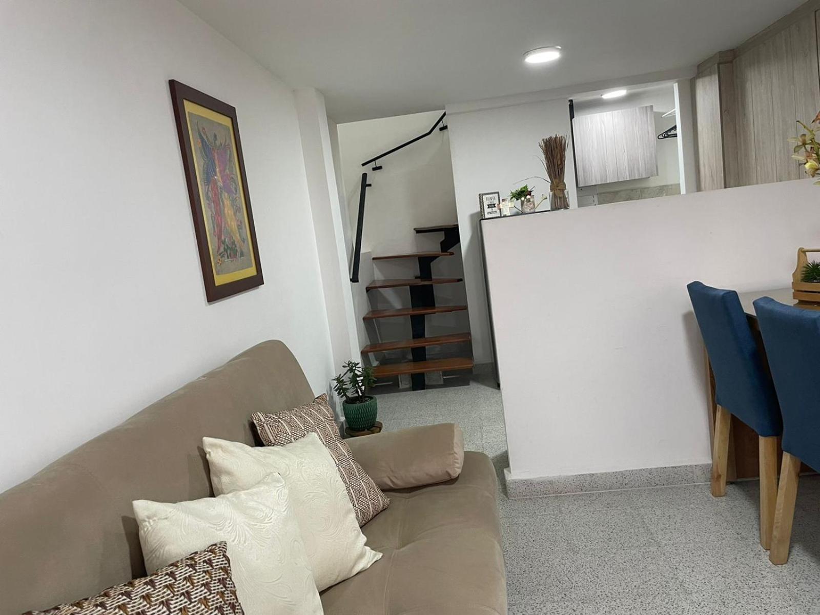 Loft Central, Cerca A Laureles Guarda Meletas Gratis!! *